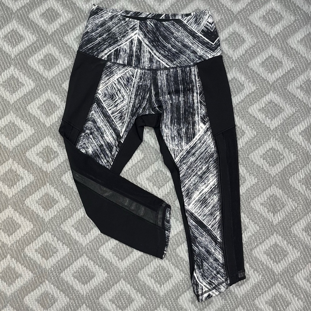 ⭐️Lululemon Hot To Street Crop in Heat Wave White Black / Black [783] - Picture 2 of 9